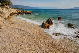 Novi Vinodolski - oblázková pláž, Crikvenická riviéra, Chorvatsko