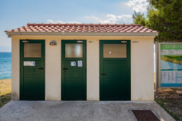 Novi Vinodolski - toalety na pláži Bribirska obala, Crikvenická riviéra, Chorvatsko