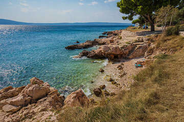 Novi Vinodolski - oblázková pláž, Crikvenická riviéra, Chorvatsko