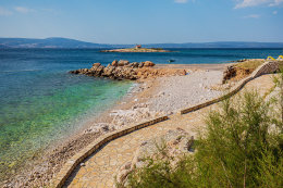 Novi Vinodolski - oblázková pláž, Crikvenická riviéra, Chorvatsko