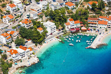 Pisak - letecký pohled, Omišská riviéra, Chorvatsko