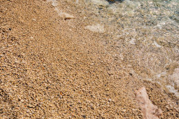 Novi Vinodolski - detail oblázkové pláže, Crikvenická riviéra, Chorvatsko