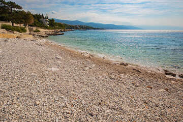 Novi Vinodolski - oblázková pláž, Crikvenická riviéra, Chorvatsko
