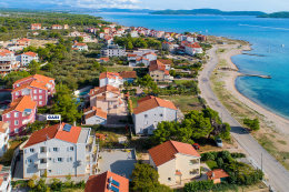 Apartmány Gabi - pohled z dronu, Vodice - Srima, Chorvatsko
