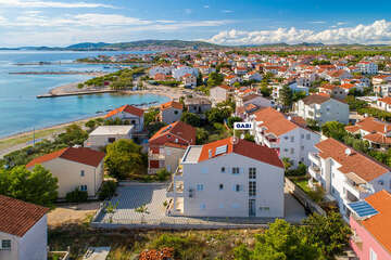 Apartmány Gabi - pohled z dronu na pláž 160 m od domu, Vodice - Srima, Chorvatsko