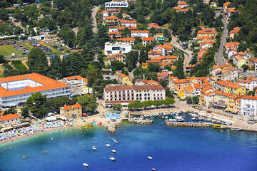 Pláže Moščenička Draga - letecký pohled, Istrie, Chorvatsko