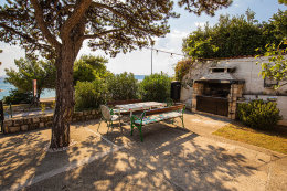 Apartmány Jana - posezení před domem, Novi Vinodolski, Chorvatsko