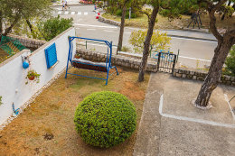 Apartmány Jana - houpačka před domem, Novi Vinodolski, Chorvatsko