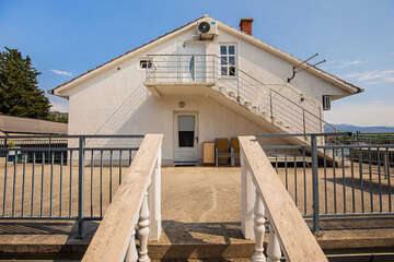 Apartmány Jana - přístup k apartmánu A2 a studiu S1 (po schodech do podkroví), Novi Vinodolski, Chorvatsko