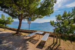 Novi Vinodolski - posezení u pobřeží, Crikvenická riviéra, Chorvatsko