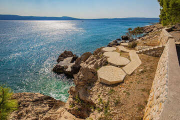 Novi Vinodolski - koupání z betonových ploch, Crikvenická riviéra, Chorvatsko