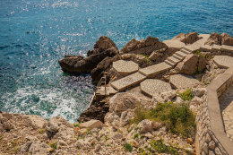 Novi Vinodolski - koupání z betonových ploch, Crikvenická riviéra, Chorvatsko