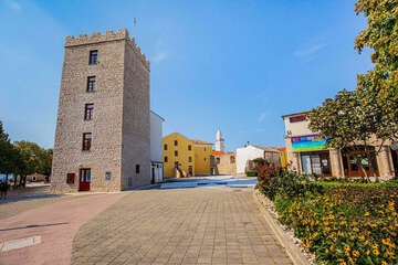 Novi Vinodolski - frankopanský zámek s věží Kvadrac a městskou galerií uvnitř, Crikvenická riviéra, Chorvatsko