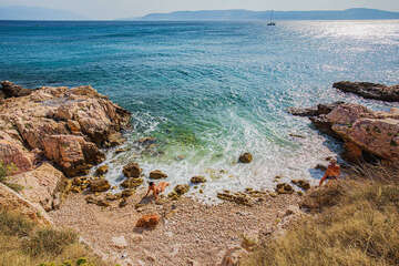 Novi Vinodolski - oblázková pláž, Crikvenická riviéra, Chorvatsko