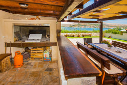 Apartmány Borka - letní kuchyně s grilem a posezením u domu, město Pag, ostrov Pag, Chorvatsko