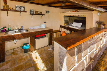 Apartmány Borka - letní kuchyně s grilem u domu, město Pag, ostrov Pag, Chorvatsko