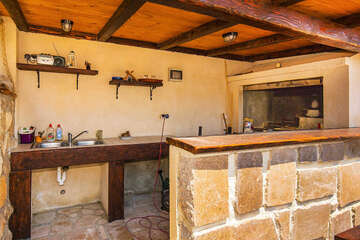 Apartmány Borka - letní kuchyně s grilem u domu, město Pag, ostrov Pag, Chorvatsko