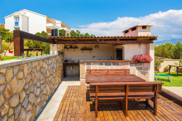 Apartmány Borka - letní kuchyně s grilem a posezením u domu, město Pag, ostrov Pag, Chorvatsko