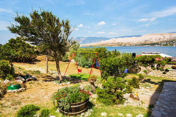 Apartmány Borka - dětské houpačky u domu, město Pag, ostrov Pag, Chorvatsko