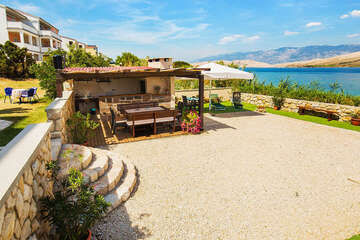 Apartmány Borka - letní kuchyně s grilem a posezením u domu, město Pag, ostrov Pag, Chorvatsko