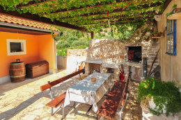 Apartmány Agava - gril s posezením na společné terase, jižní zátoky, ostrov Hvar, Chorvatsko