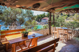 Apartmány Ribar - posezení na terase, jižní zátoky, ostrov Hvar, Chorvatsko