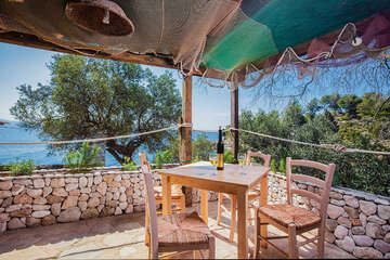 Apartmány Ribar - posezení na terase, jižní zátoky, ostrov Hvar, Chorvatsko