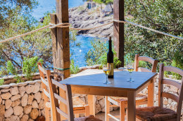 Apartmány Ribar - posezení na terase, jižní zátoky, ostrov Hvar, Chorvatsko