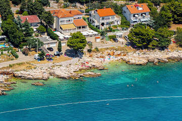 Apartmány Jana - letecký pohled na nejbližší oblázkovou pláž 190 m od domu, Novi Vinodolski, Chorvatsko