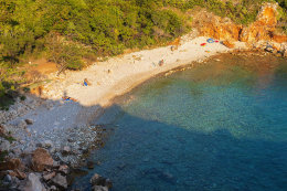 Pláže Povile - oblázková pláž Dugno, Crikvenická riviéra, Chorvatsko