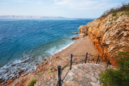 Pláže Povile - kamenitá pláž, Crikvenická riviéra, Chorvatsko