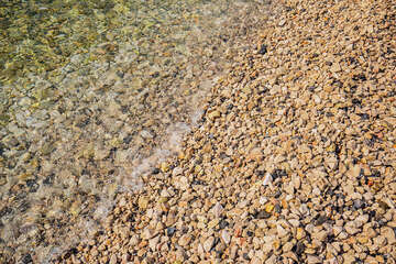 Pláže Novi Vinodolski - detail oblázkové pláže, Crikvenická riviéra, Chorvatsko