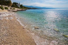 Pláže Novi Vinodolski - oblázková pláž, Crikvenická riviéra, Chorvatsko