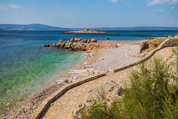 Pláže Novi Vinodolski - oblázková pláž, Crikvenická riviéra, Chorvatsko