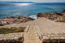 Pláže Novi Vinodolski - opalování na betonových terasách, Crikvenická riviéra, Chorvatsko