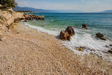 Pláže Novi Vinodolski - oblázková pláž, Crikvenická riviéra, Chorvatsko