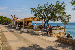 Pláže Novi Vinodolski - promenáda s restauracemi a kavárnami, Crikvenická riviéra, Chorvatsko