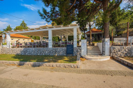Pláže Novi Vinodolski - promenáda s restauracemi a kavárnami, Crikvenická riviéra, Chorvatsko