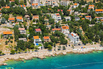 Pláže Novi Vinodolski - letecký pohled, Crikvenická riviéra, Chorvatsko