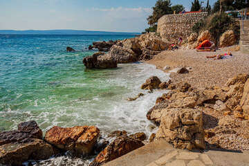 Pláže Novi Vinodolski - oblázková pláž, Crikvenická riviéra, Chorvatsko
