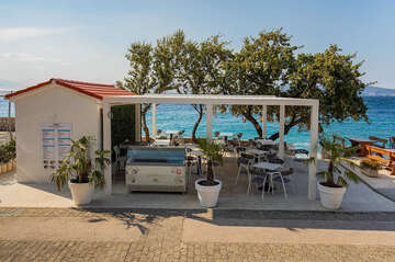 Pláže Novi Vinodolski - promenáda s restauracemi a kavárnami, Crikvenická riviéra, Chorvatsko