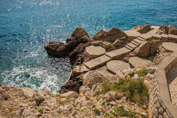 Pláže Novi Vinodolski - koupání z betonových ploch, Crikvenická riviéra, Chorvatsko