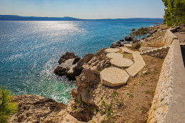 Pláže Novi Vinodolski - koupání z betonových ploch, Crikvenická riviéra, Chorvatsko