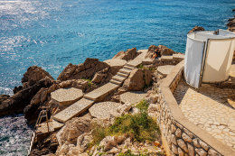 Pláže Novi Vinodolski - koupání z betonových ploch, Crikvenická riviéra, Chorvatsko