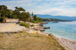 Pláže Novi Vinodolski - slunění na upravených plochách a oblázková pláž, Crikvenická riviéra, Chorvatsko