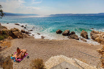 Pláže Novi Vinodolski - oblázková pláž, Crikvenická riviéra, Chorvatsko