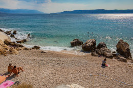 Pláže Novi Vinodolski - oblázková pláž, Crikvenická riviéra, Chorvatsko