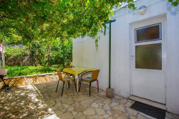 S4 - apartmány Luna I - posezení na terase v soukromí za domem (dveře ze studia), Živogošće - Mala Duba, Makarská riviéra, Chorvatsko