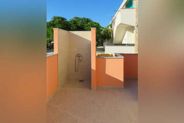 Apartmány Slavuj - sprcha u domu, Privlaka, Zadarská riviéra, Chorvatsko