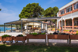 Resort Centinera - restaurace před resortem, Pula - Banjole , poloostrov Istrie, Chorvatsko